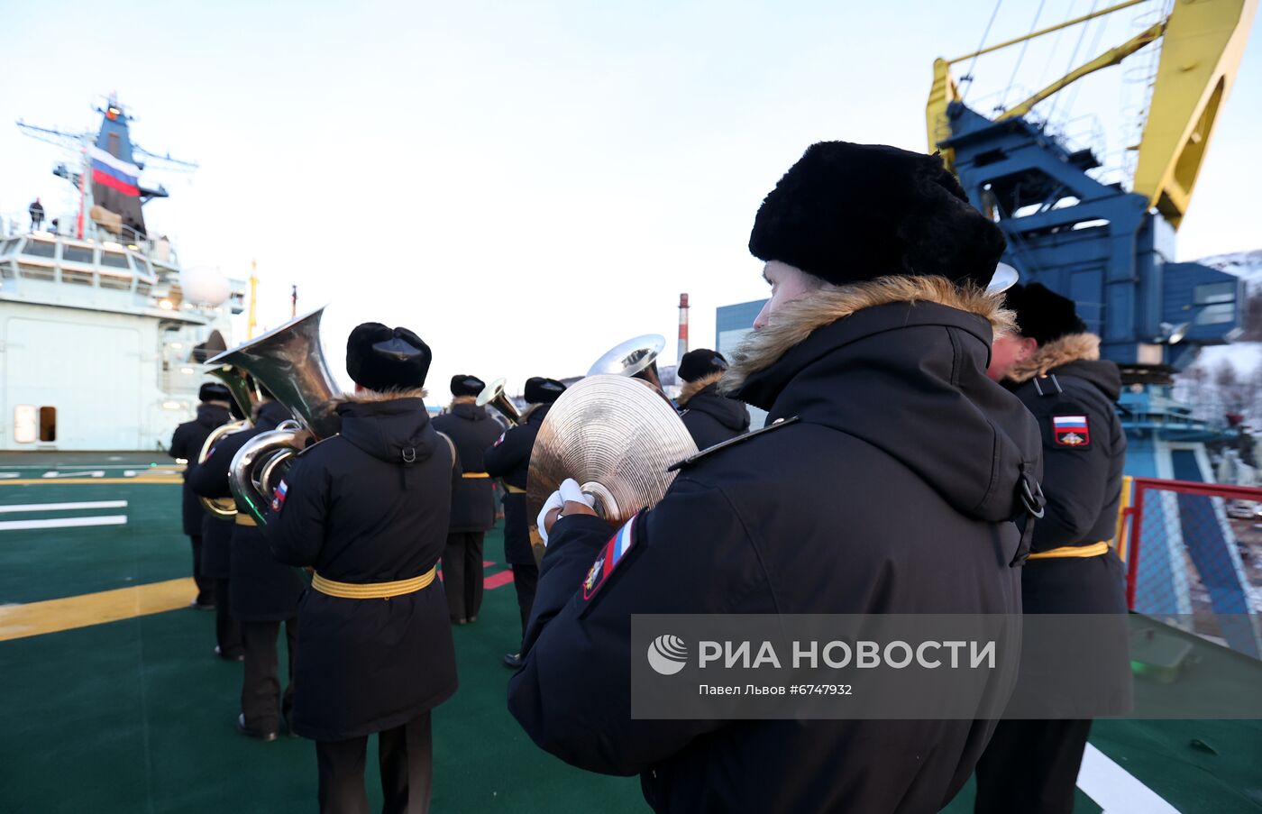 Поднятие государственного флага на атомном ледоколе "Сибирь" в Мурманске