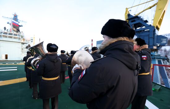 Поднятие государственного флага на атомном ледоколе "Сибирь" в Мурманске