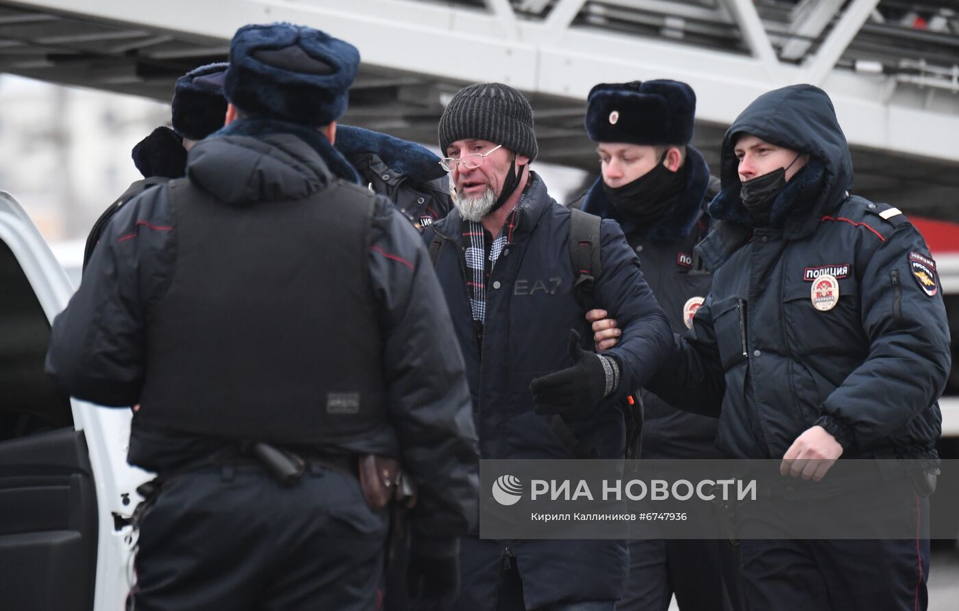 Мужчина залез на конструкцию Крымского моста в Москве