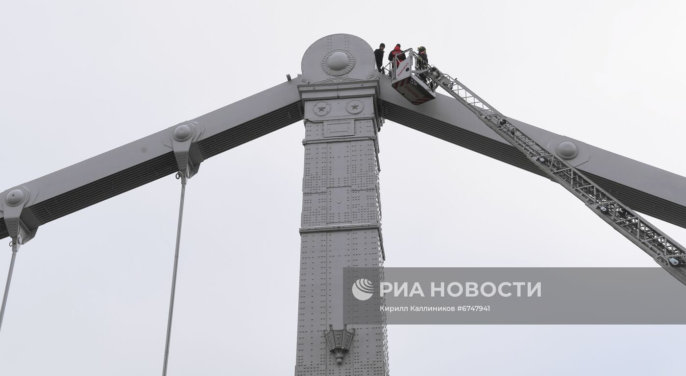 Мужчина залез на конструкцию Крымского моста в Москве