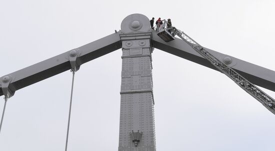 Мужчина залез на конструкцию Крымского моста в Москве