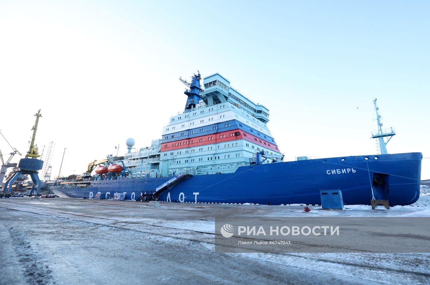 Поднятие государственного флага на атомном ледоколе "Сибирь" в Мурманске