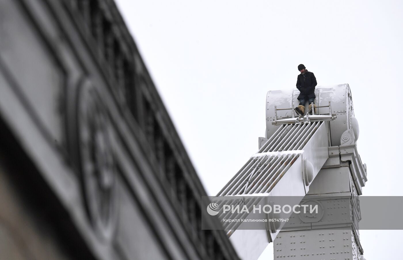 Мужчина залез на конструкцию Крымского моста в Москве