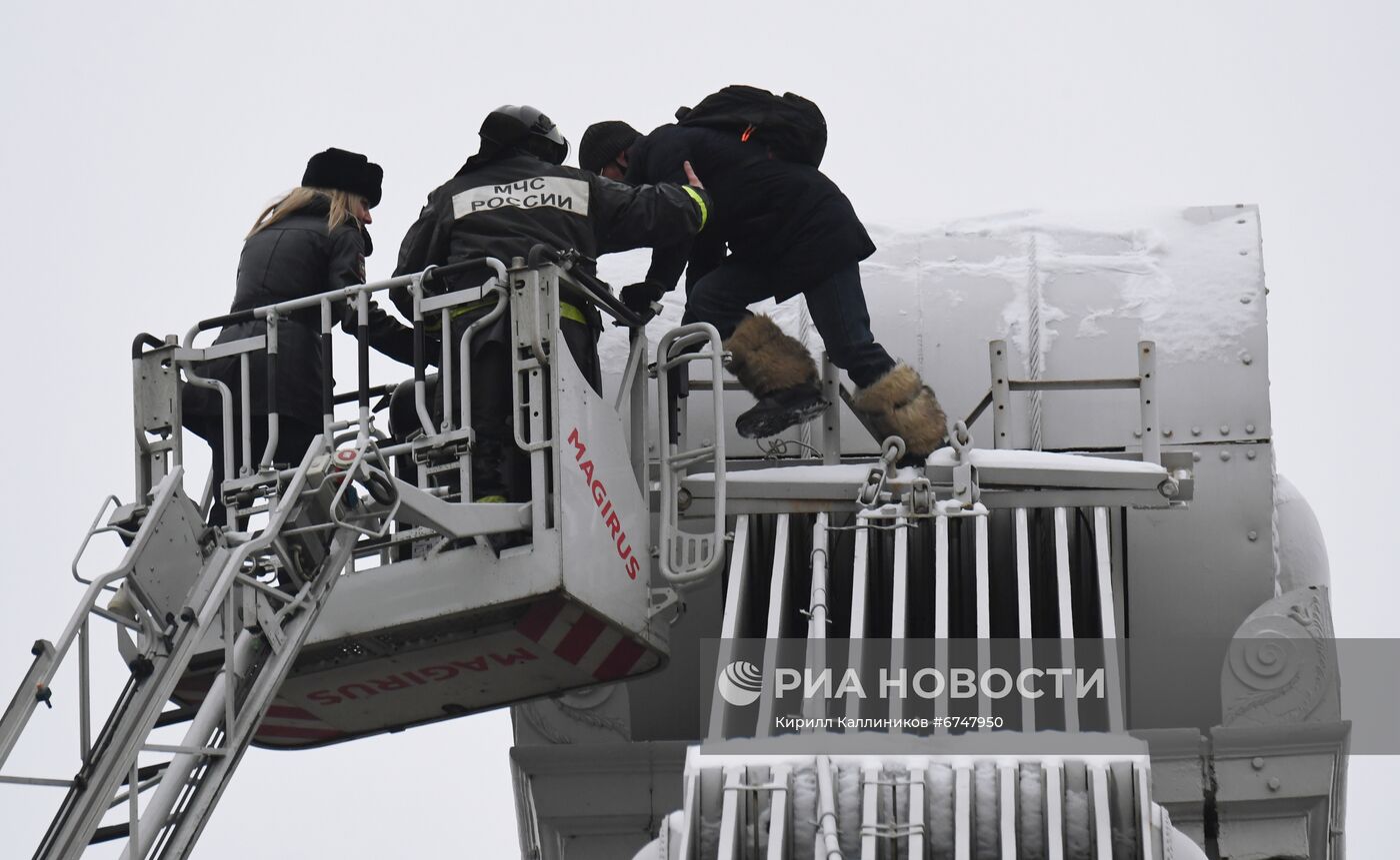 Мужчина залез на конструкцию Крымского моста в Москве