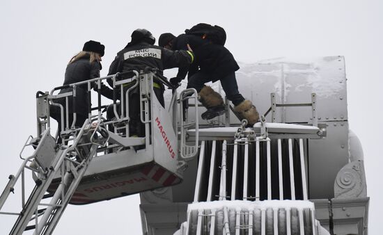 Мужчина залез на конструкцию Крымского моста в Москве