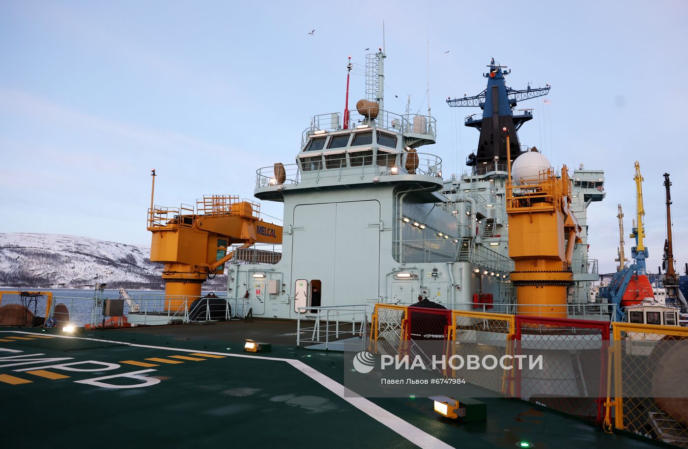 Поднятие государственного флага на атомном ледоколе "Сибирь" в Мурманске