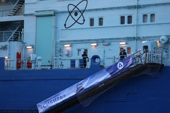Поднятие государственного флага на атомном ледоколе "Сибирь" в Мурманске