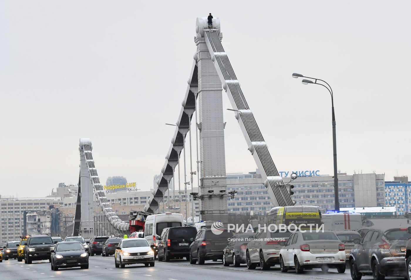 Мужчина залез на конструкцию Крымского моста в Москве