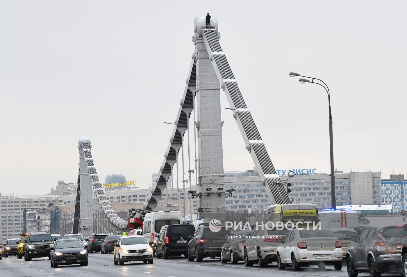 Мужчина залез на конструкцию Крымского моста в Москве