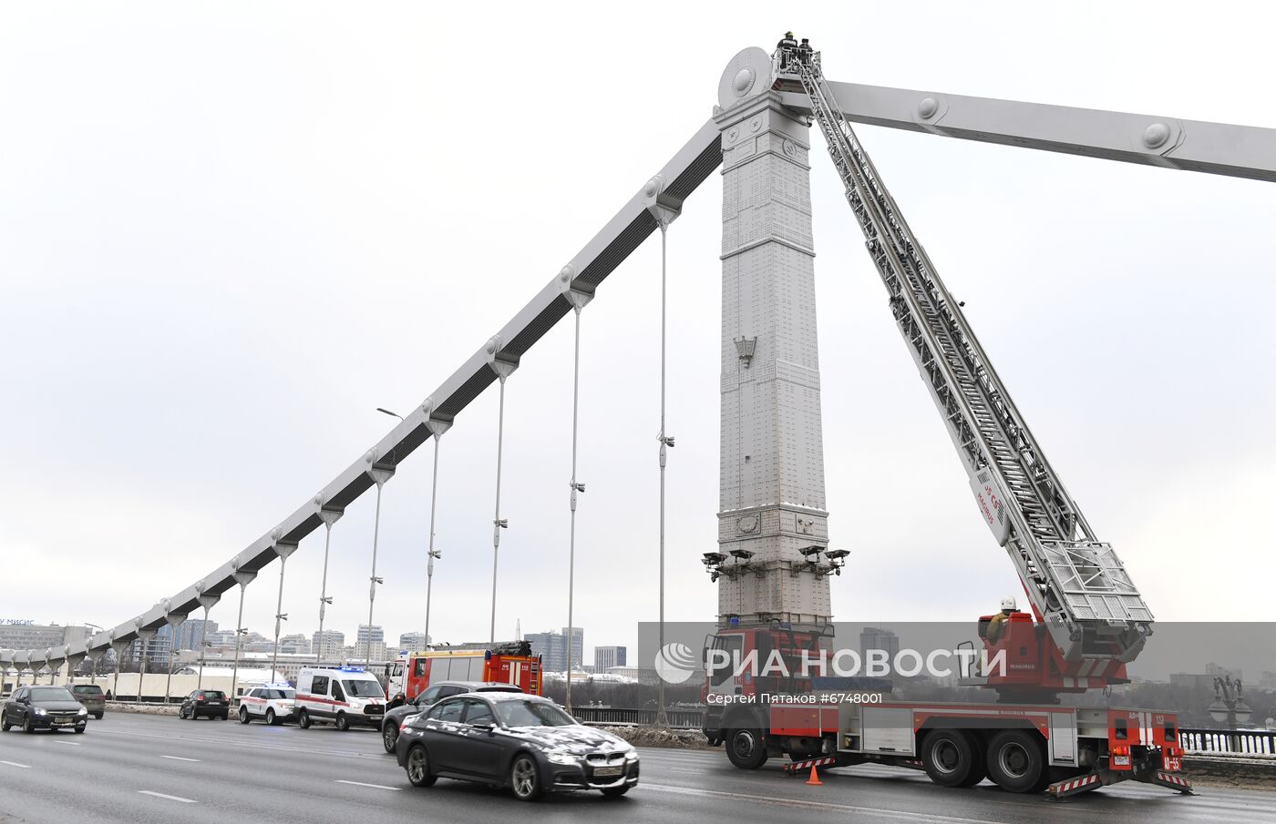 Мужчина залез на конструкцию Крымского моста в Москве