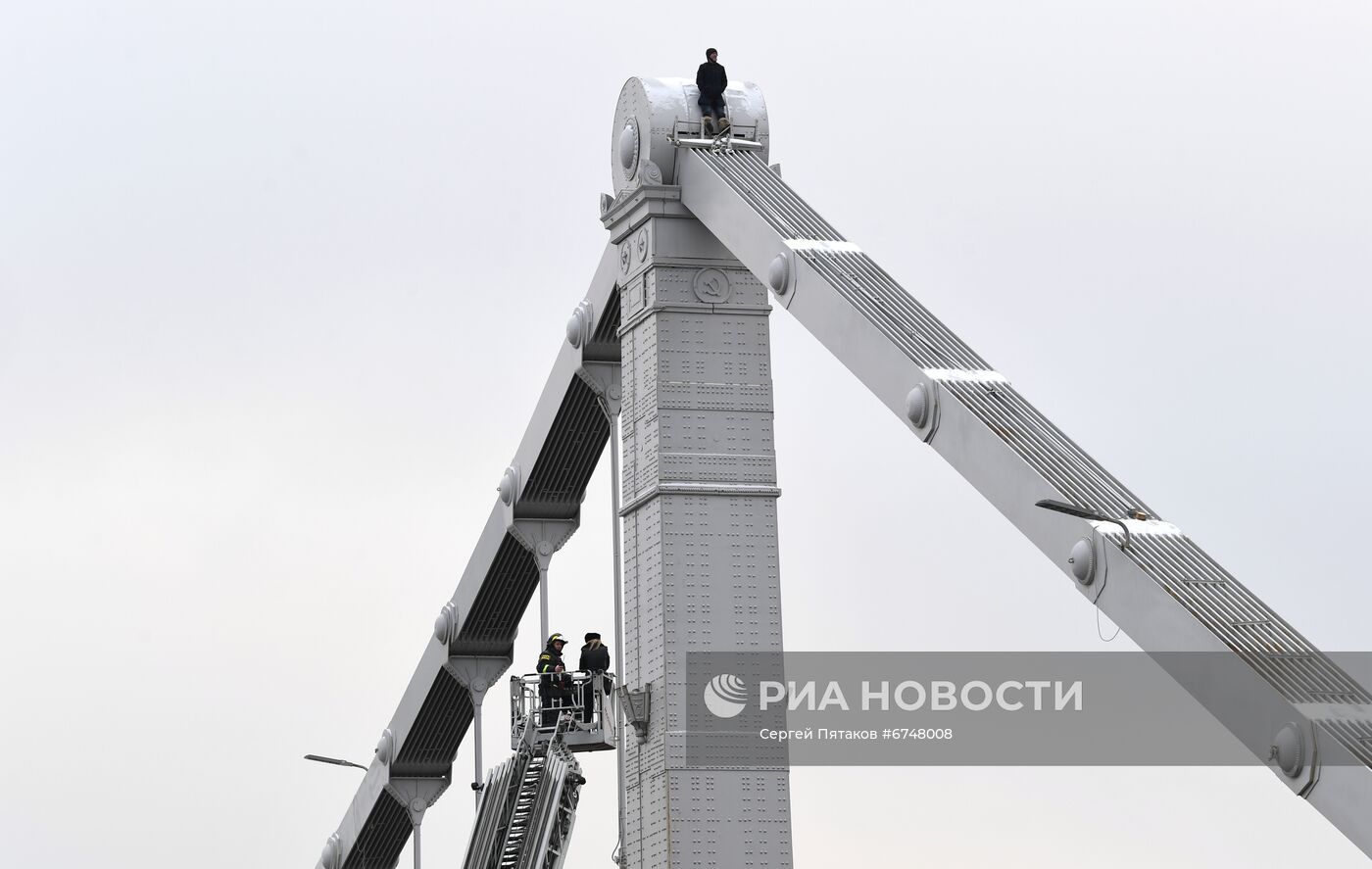 Мужчина залез на конструкцию Крымского моста в Москве