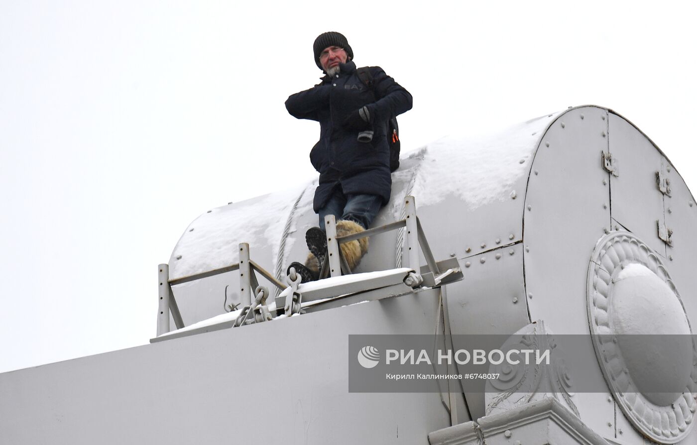 Мужчина залез на конструкцию Крымского моста в Москве