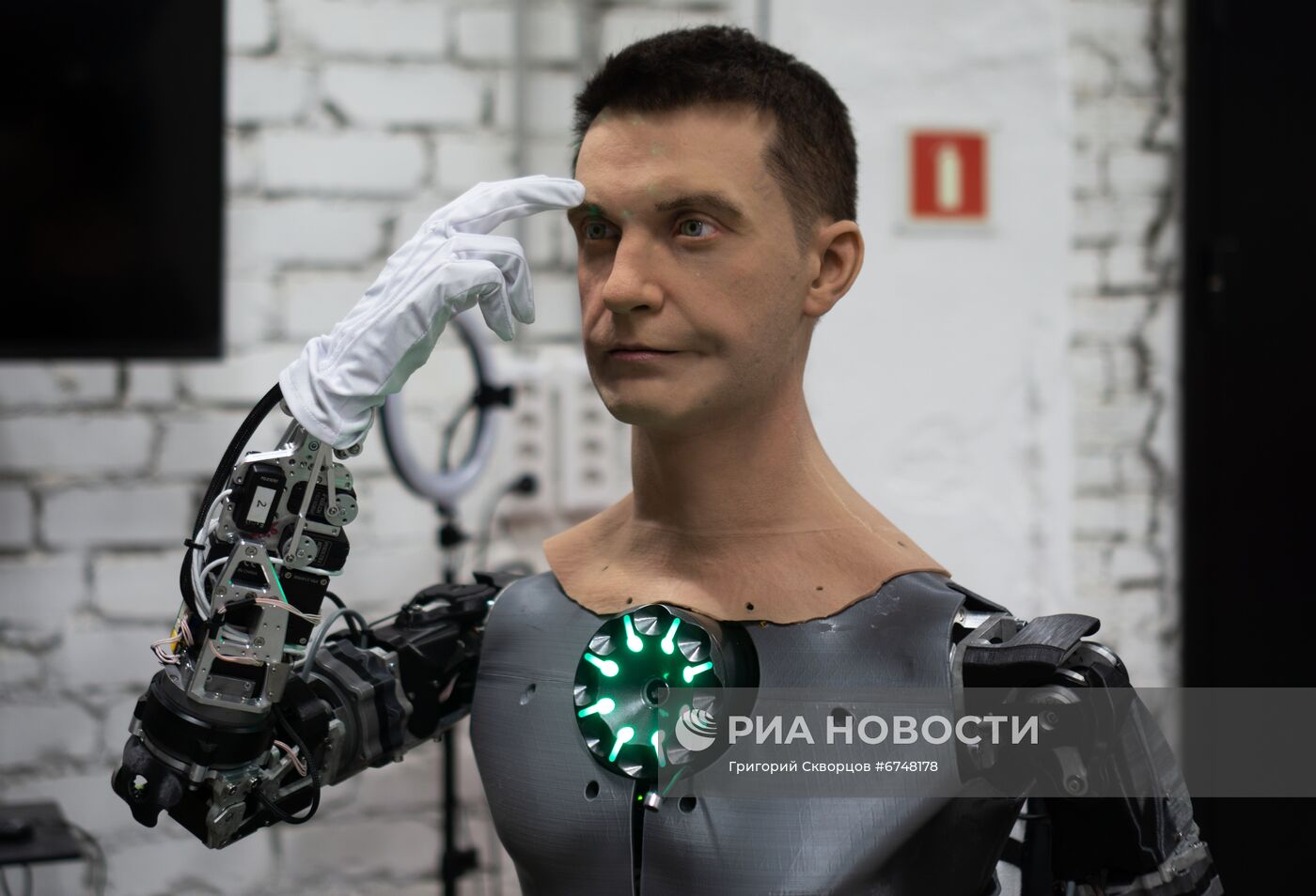 Человекоподобный робот в пермской компании "Промобот"