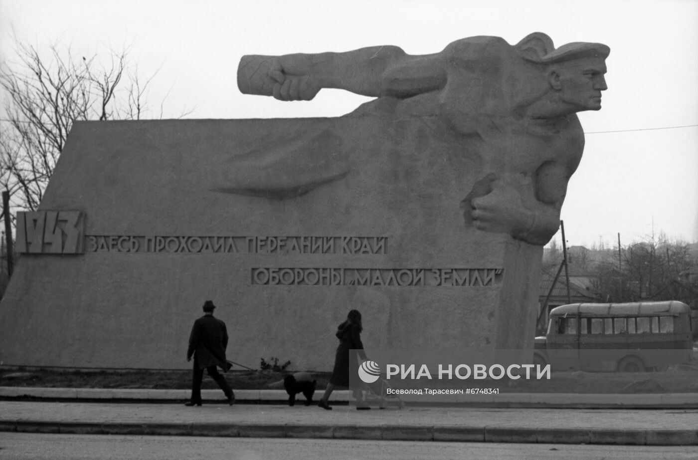 Матрос с гранатой. Памятник матрос с гранатой в Новороссийске. Памятник матрос с гранатой в руке. Цветочный павильон Новороссийск матрос с гранатой. Матрос с гранатой Новороссийск опис.