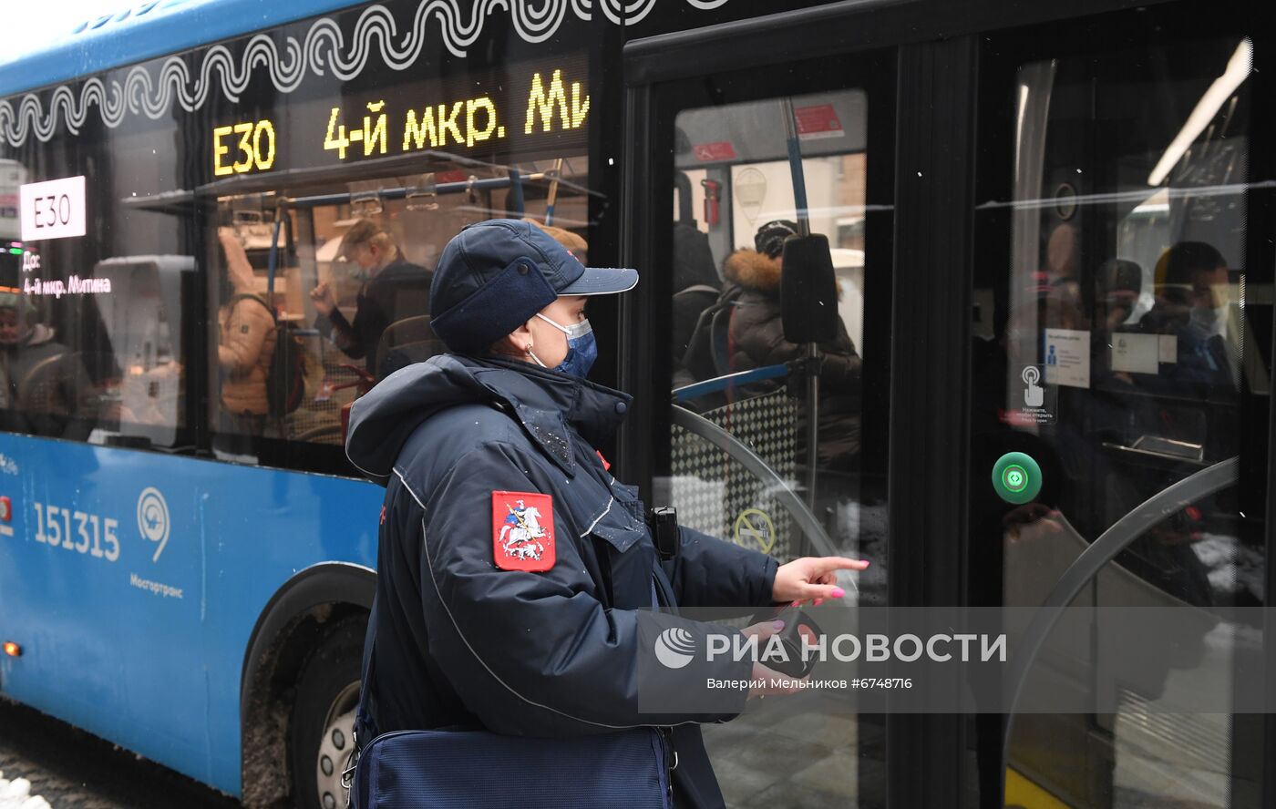 Проверка соблюдения масочного режима в общественном транспорте Москвы | РИА  Новости Медиабанк