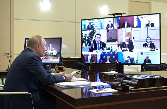 Президент РФ В. Путин провел встречу с руководителями ведущих итальянских компаний