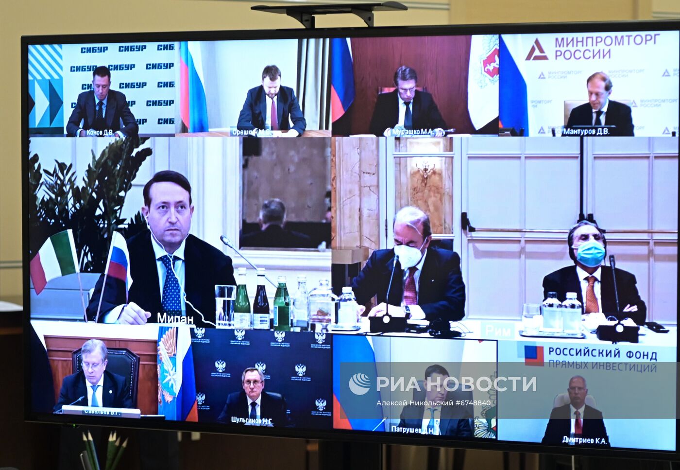 Президент РФ В. Путин провел встречу с руководителями ведущих итальянских компаний