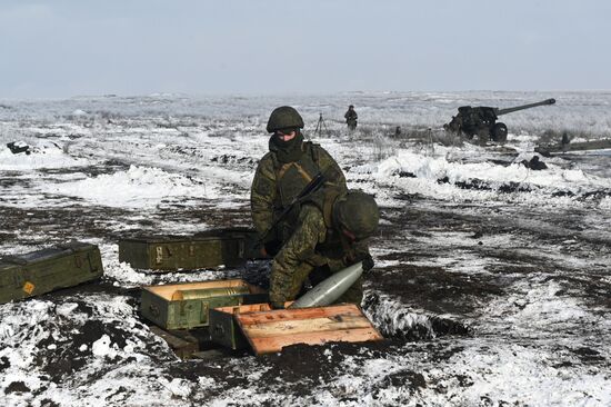 Учения артиллеристов и мотострелковых войск в Южном военном округе