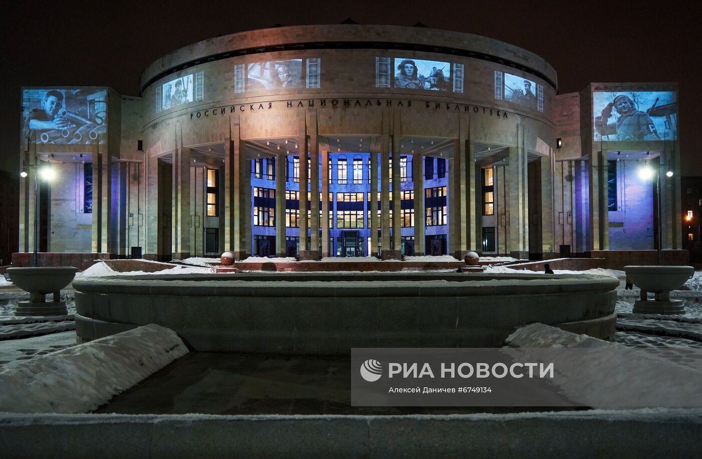 Световые проекции на зданиях в Санкт-Петербурге к годовщине освобождения Ленинграда от блокады