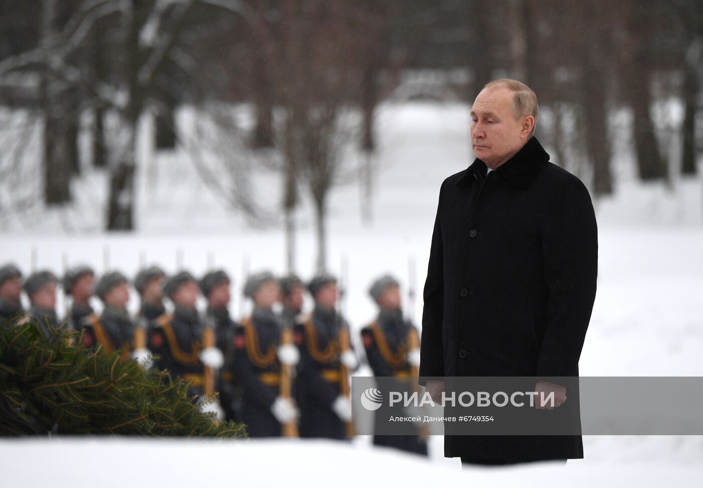 Президент РФ В. Путин посетил Пискарёвское мемориальное кладбище
