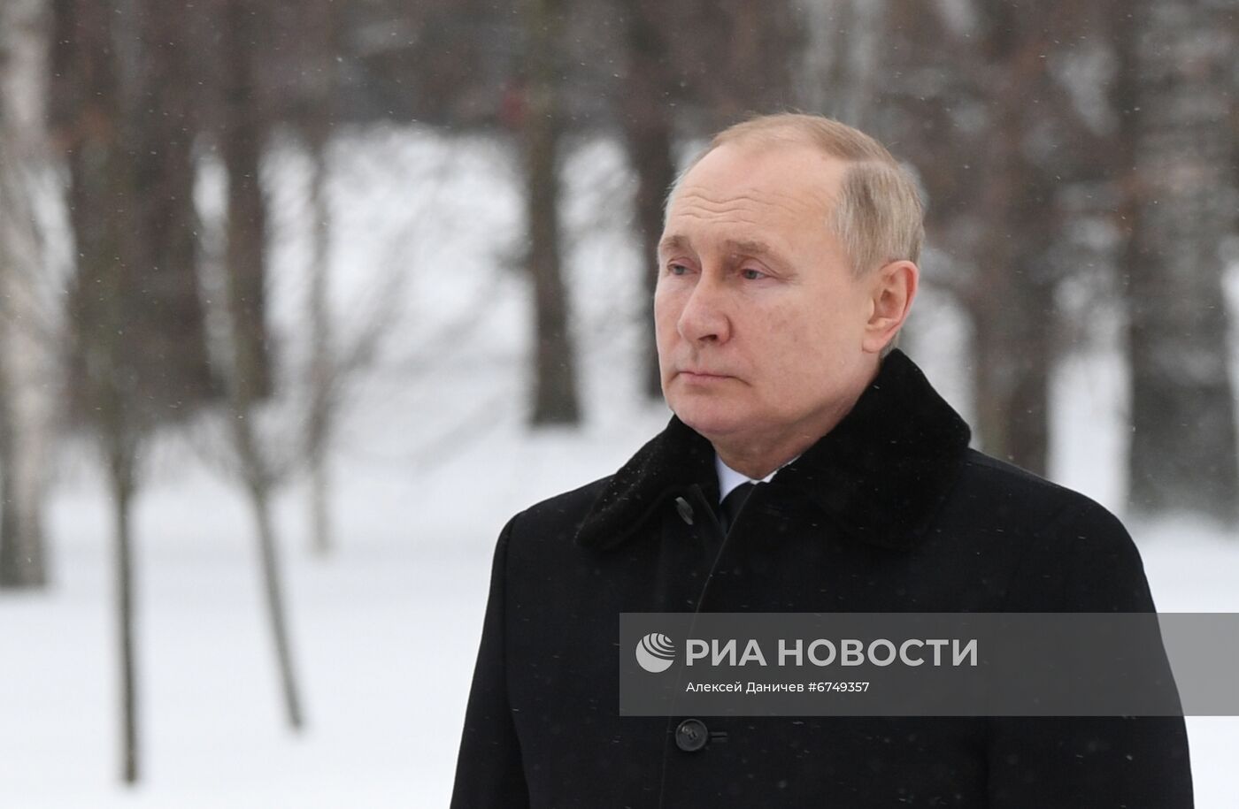 Президент РФ В. Путин посетил Пискарёвское мемориальное кладбище
