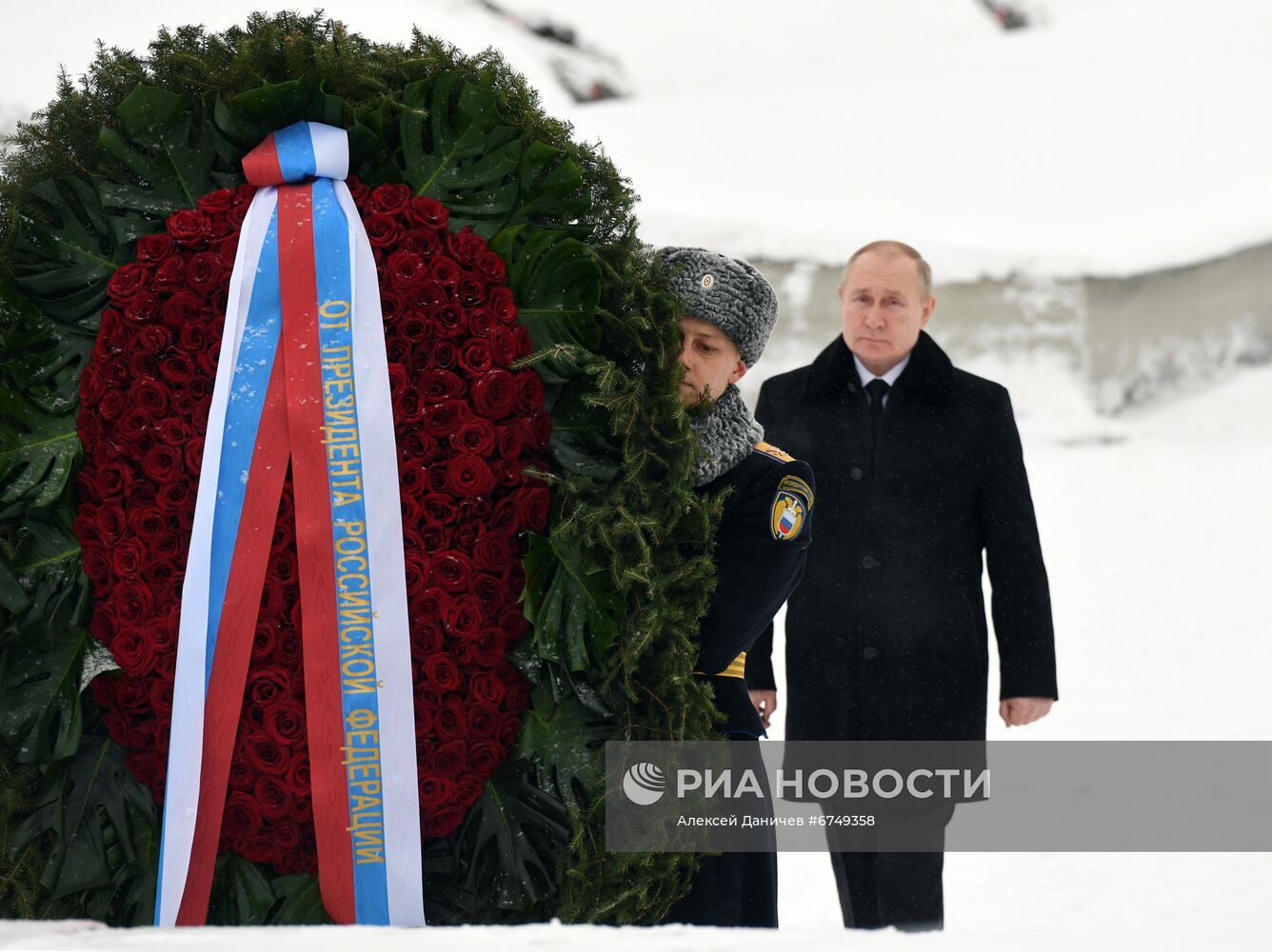 Президент РФ В. Путин посетил Пискарёвское мемориальное кладбище