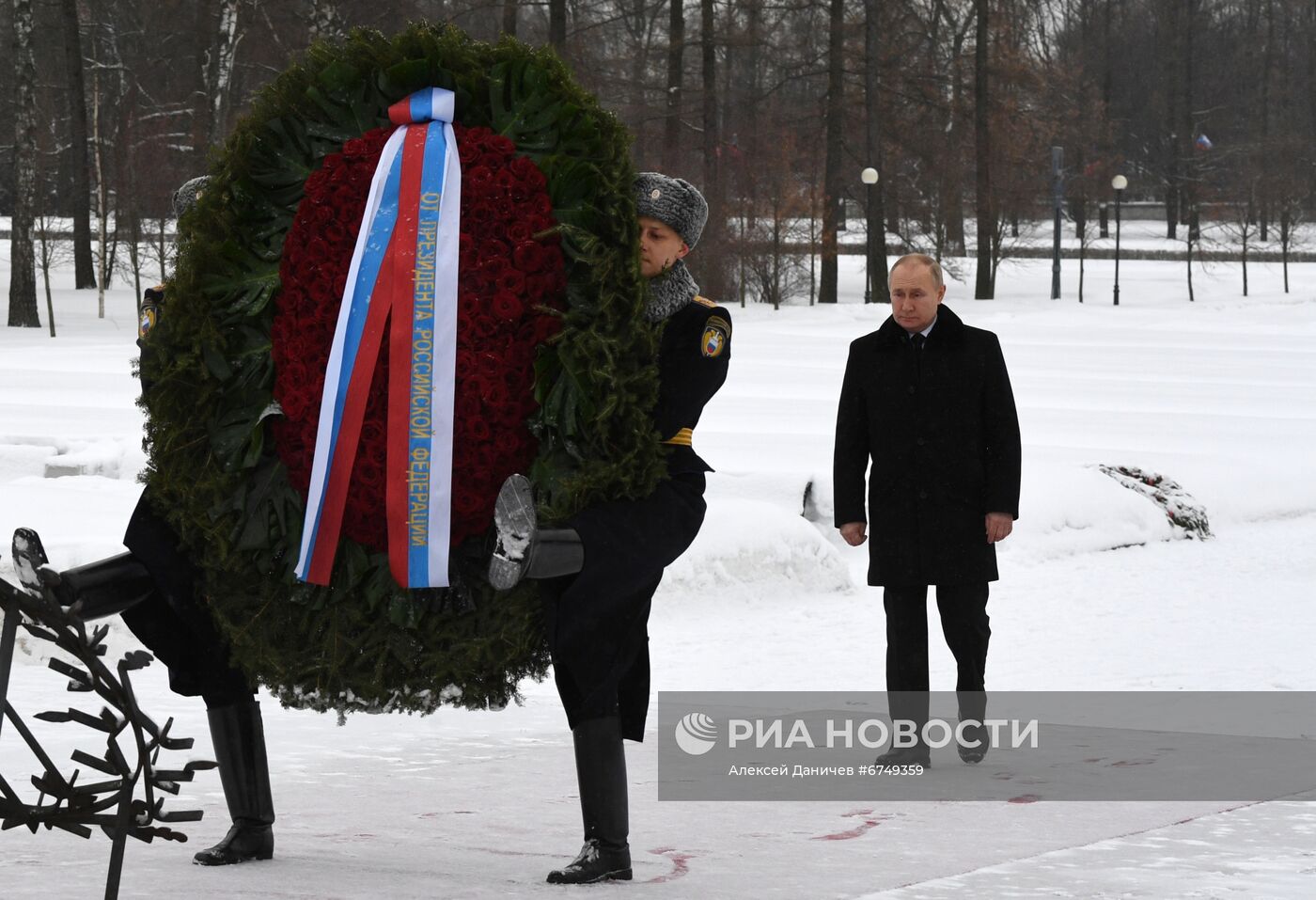 Президент РФ В. Путин посетил Пискарёвское мемориальное кладбище