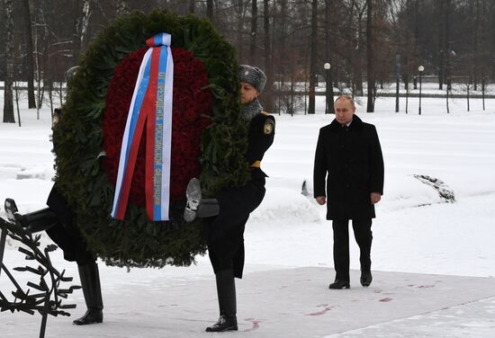 Президент РФ В. Путин посетил Пискарёвское мемориальное кладбище