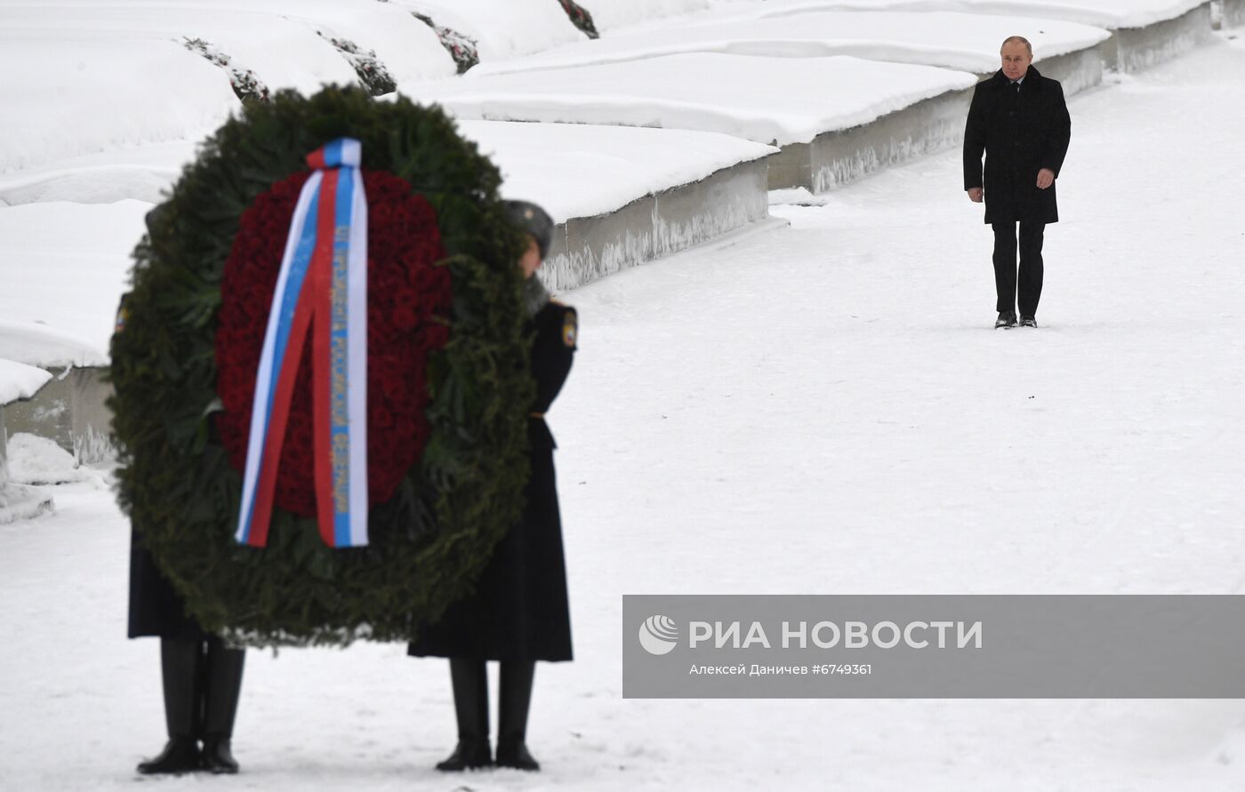 Президент РФ В. Путин посетил Пискарёвское мемориальное кладбище