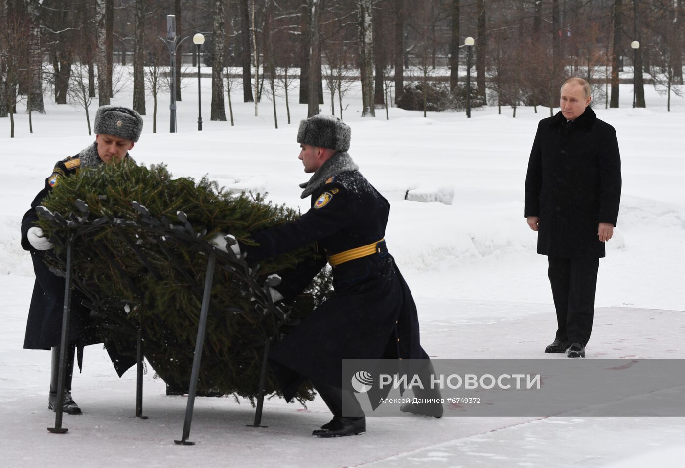 Президент РФ В. Путин посетил Пискарёвское мемориальное кладбище