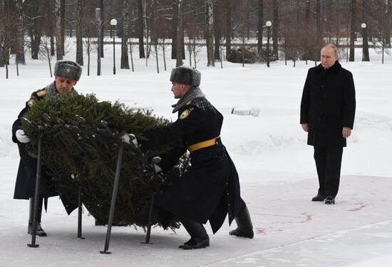 Президент РФ В. Путин посетил Пискарёвское мемориальное кладбище