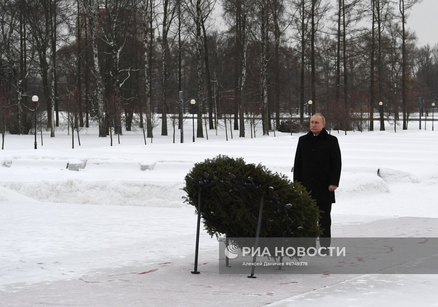 Президент РФ В. Путин посетил Пискарёвское мемориальное кладбище