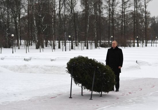 Президент РФ В. Путин посетил Пискарёвское мемориальное кладбище