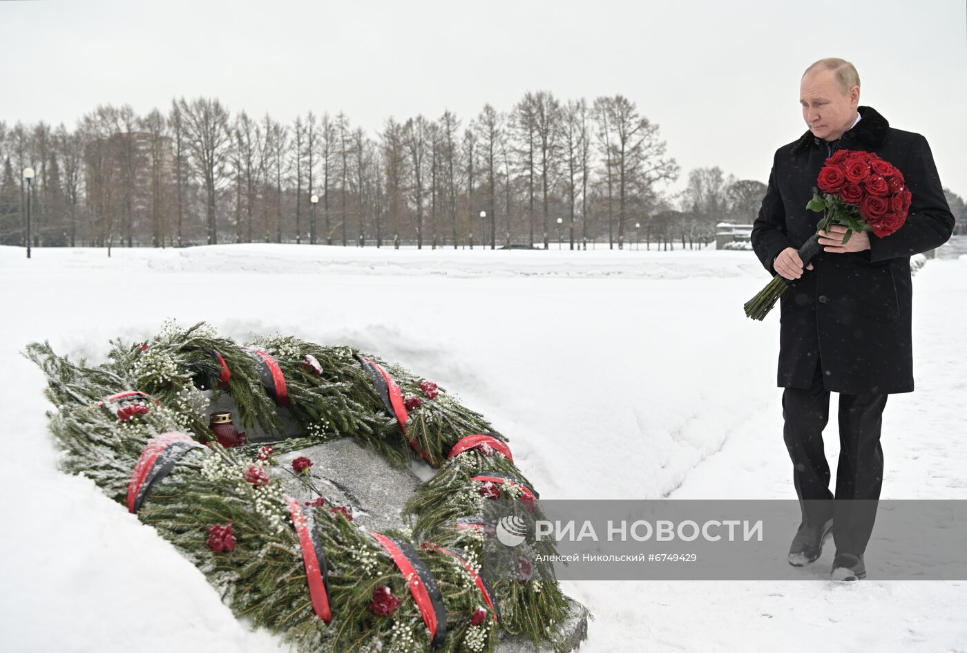 Президент РФ В. Путин посетил Пискарёвское мемориальное кладбище