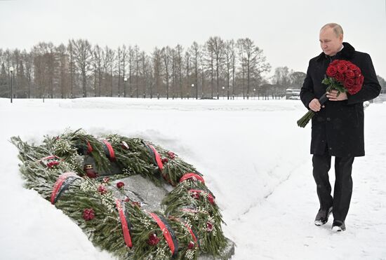 Президент РФ В. Путин посетил Пискарёвское мемориальное кладбище