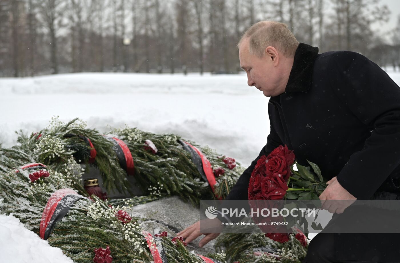 Президент РФ В. Путин посетил Пискарёвское мемориальное кладбище