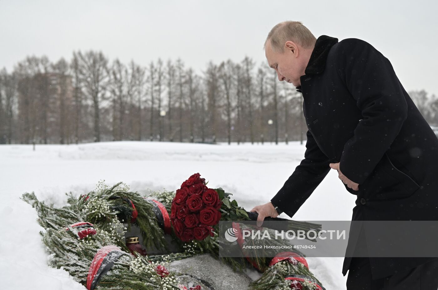 Президент РФ В. Путин посетил Пискарёвское мемориальное кладбище