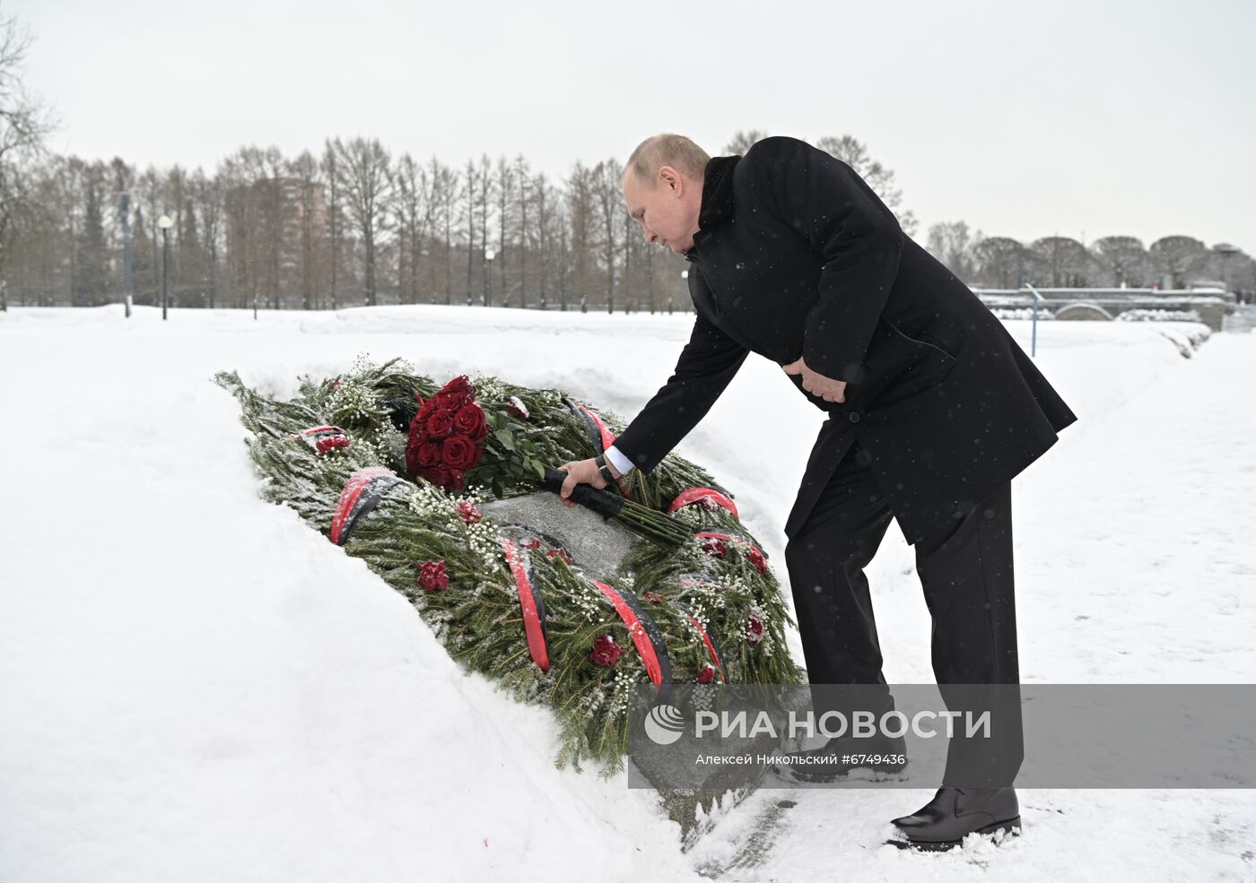 Президент РФ В. Путин посетил Пискарёвское мемориальное кладбище