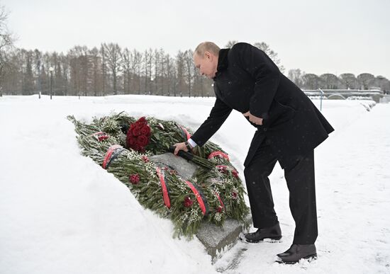 Президент РФ В. Путин посетил Пискарёвское мемориальное кладбище