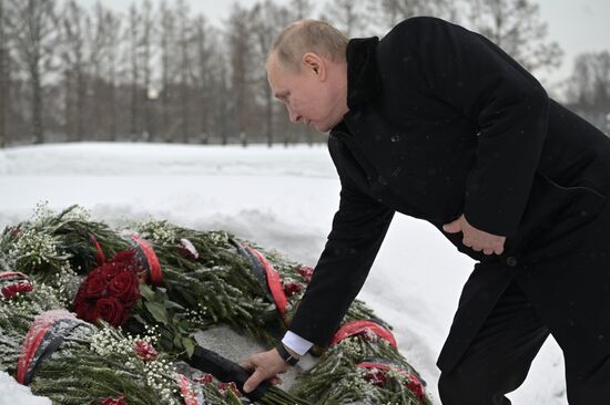 Президент РФ В. Путин посетил Пискарёвское мемориальное кладбище