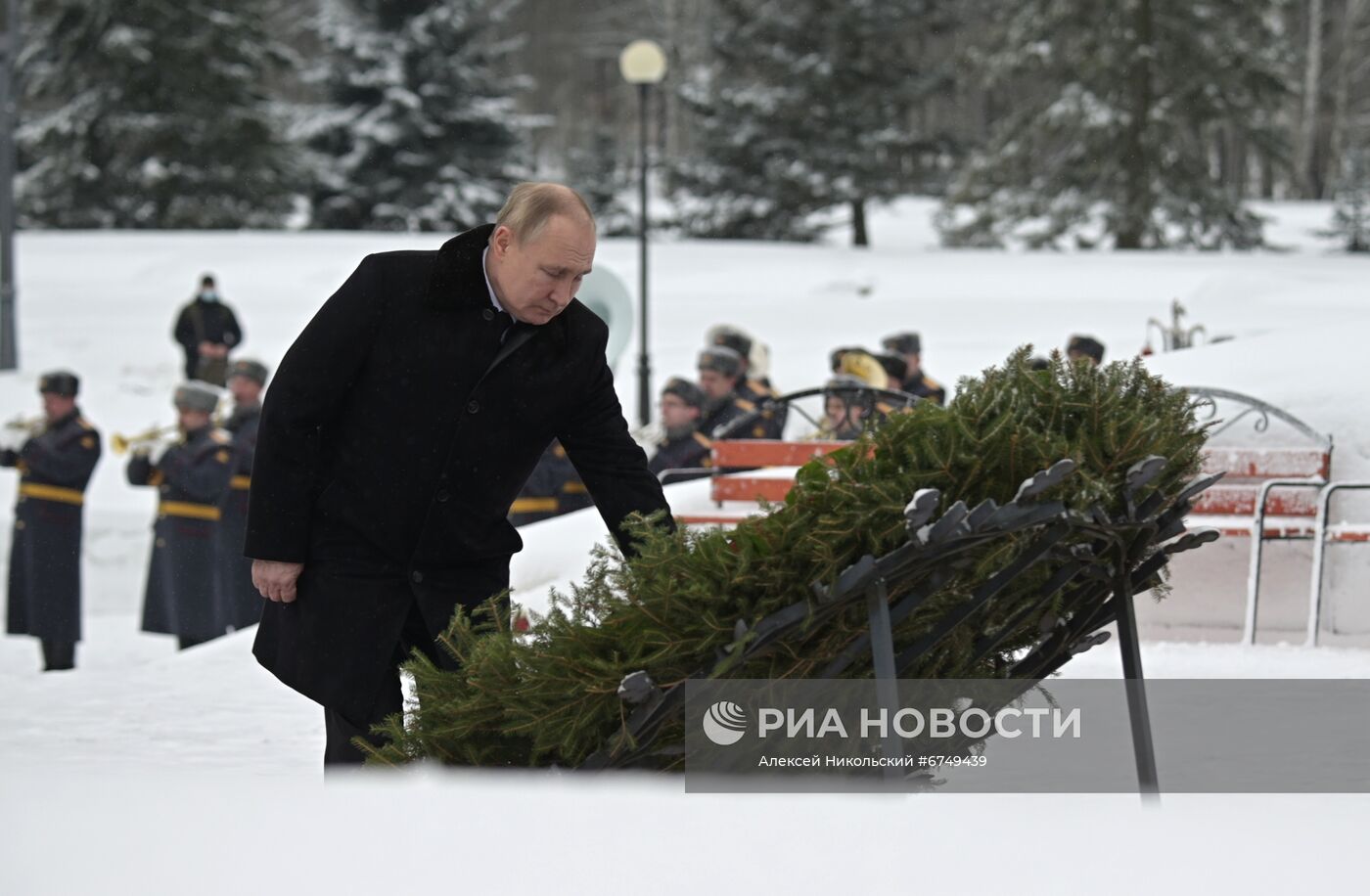 Президент РФ В. Путин посетил Пискарёвское мемориальное кладбище