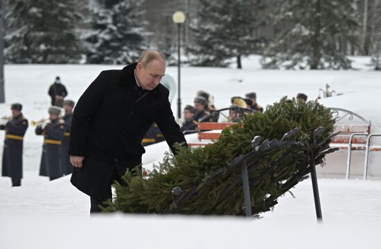 Президент РФ В. Путин посетил Пискарёвское мемориальное кладбище