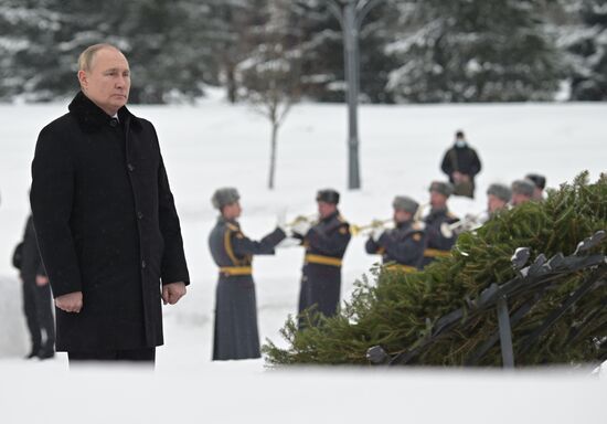 Президент РФ В. Путин посетил Пискарёвское мемориальное кладбище