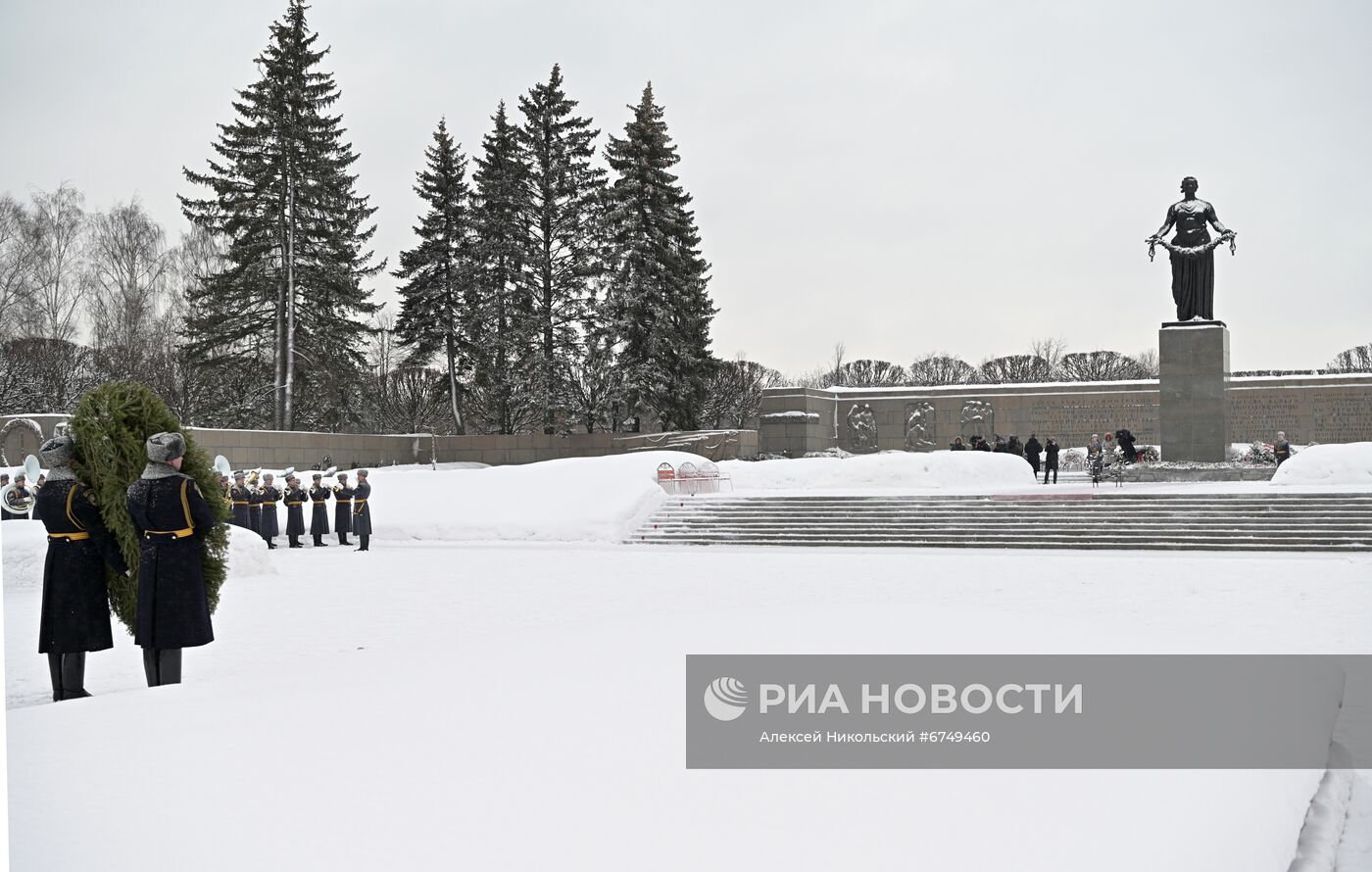 Президент РФ В. Путин посетил Пискарёвское мемориальное кладбище