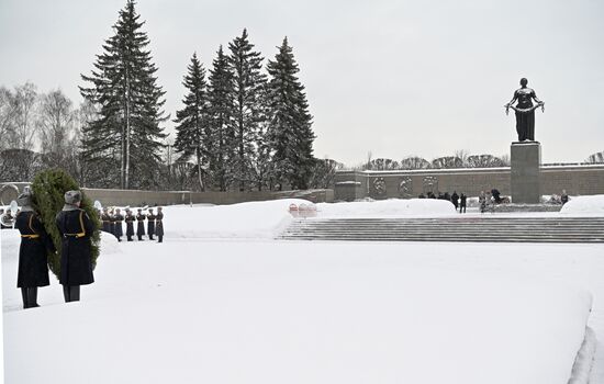 Президент РФ В. Путин посетил Пискарёвское мемориальное кладбище