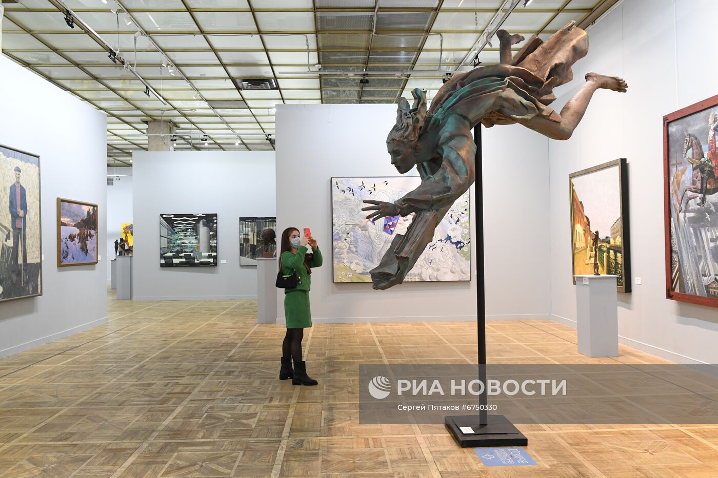 Выставка "Москва - Санкт-Петербург. Петру Великому-350"