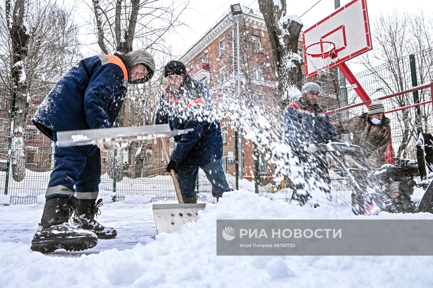 Уборка снега в Москве