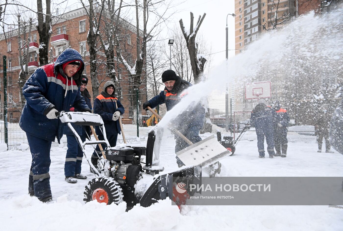 Уборка снега в Москве