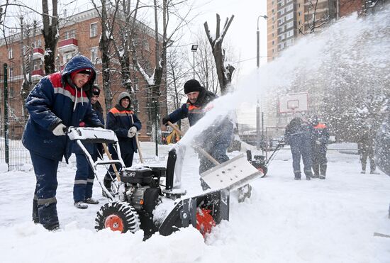 Уборка снега в Москве