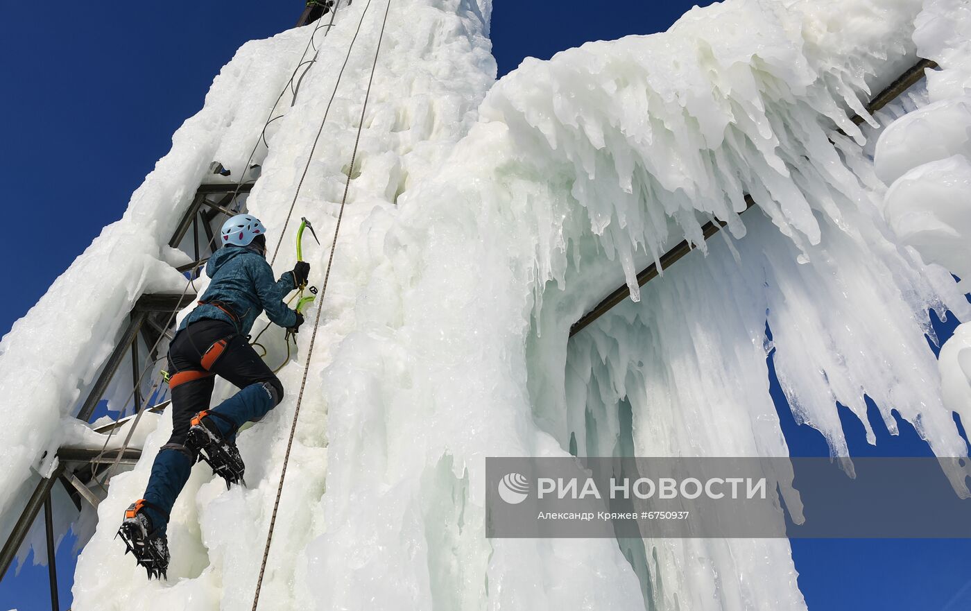 Ледовая тренировка альпинистов туристических клубов Новосибирска